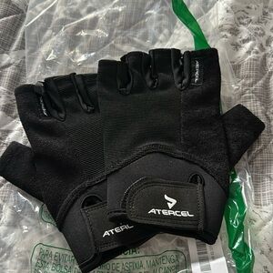 NWOT men’s workout gloves
